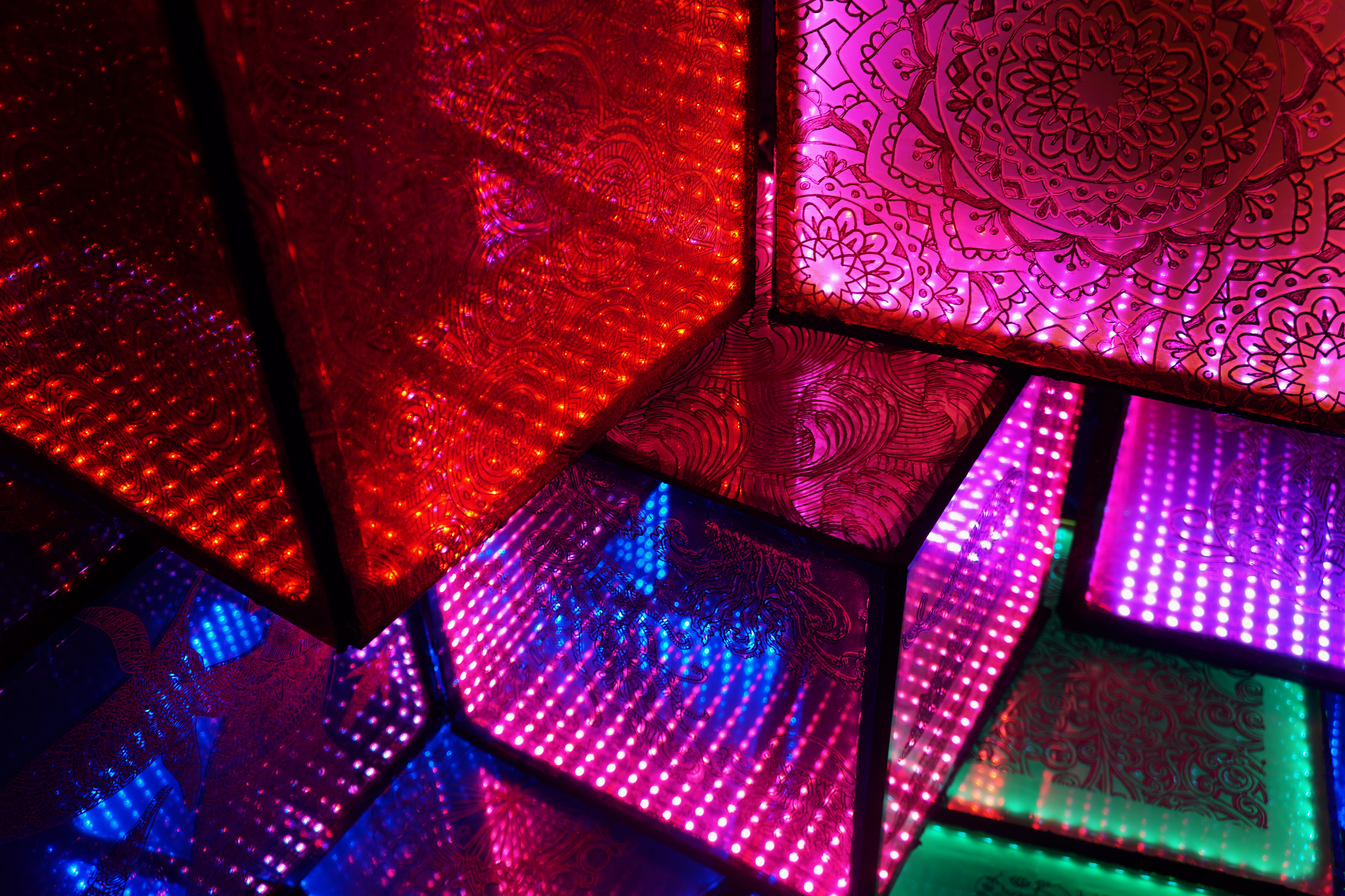 Infinity cubes and lamps for rent for festivals or events